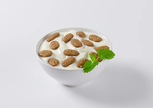 Jogurt s snídani čokoládové sušenky — Stock fotografie