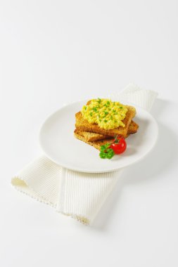 Sahanda yumurta ith kıyılmış Frenk soğanı tost