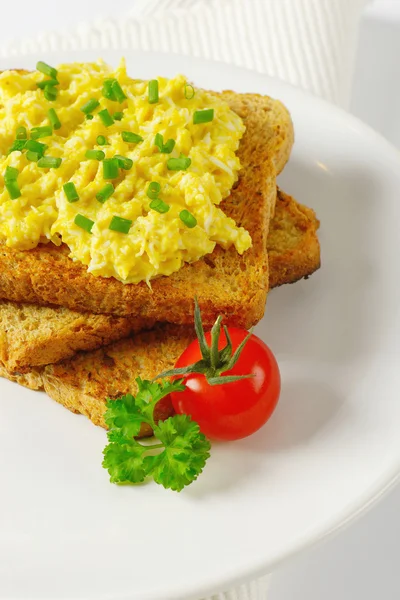 Huevos revueltos con cebollino picado en tostadas — Foto de Stock