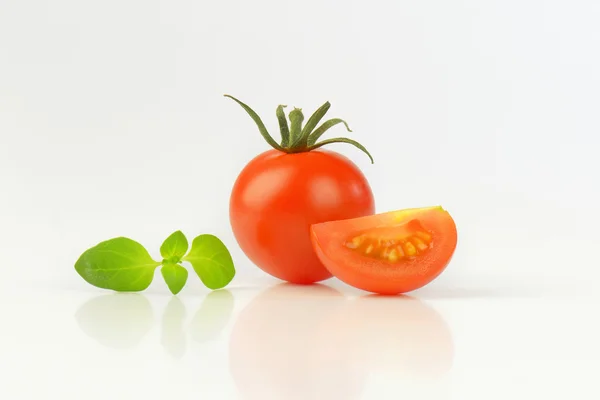 Całe pomidory i jedna czwarta — Zdjęcie stockowe