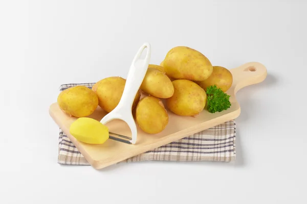 Patate fresche sul tagliere — Foto Stock