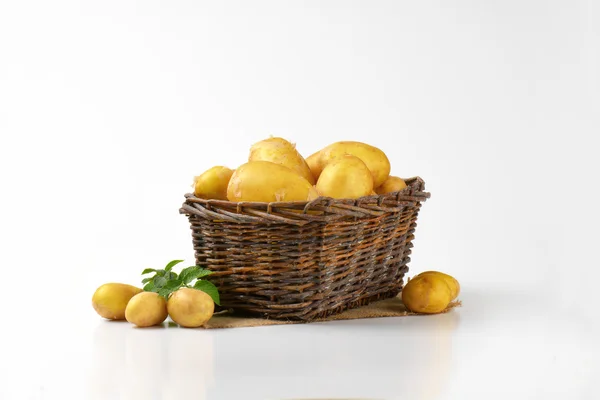 Cesta de batatas — Fotografia de Stock