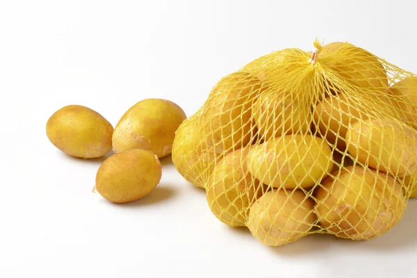 Kartoffeln im Netzbeutel — Stockfoto
