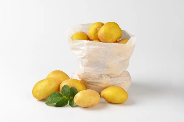 Сырая неочищенная картошка — стоковое фото