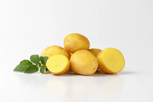 Batatas em bruto não descascadas — Fotografia de Stock