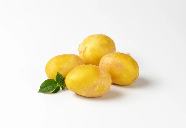 Quatro batatas novas — Fotografia de Stock