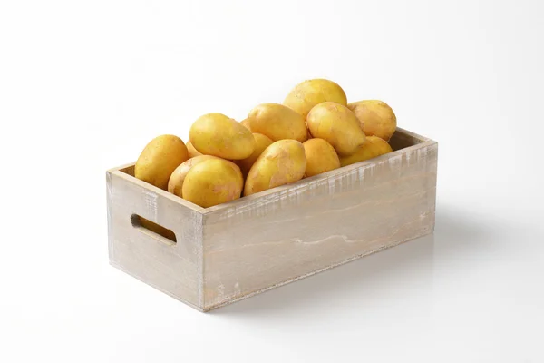 Коробка картошки — стоковое фото