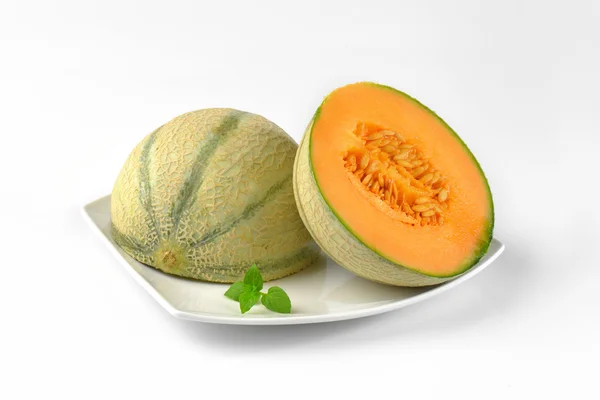 Halverad cantaloupemelon — Stockfoto