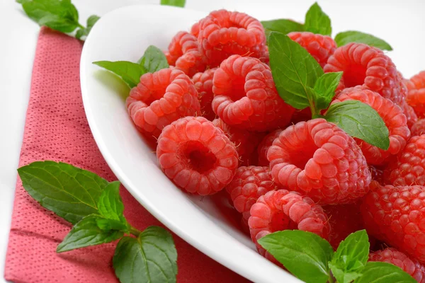 Fresh red raspberries — Stock Photo, Image