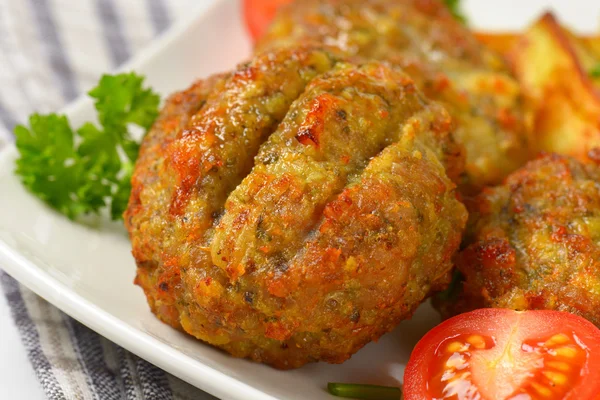 Vegetable and cheese patties with potato wedges — Stock Photo, Image