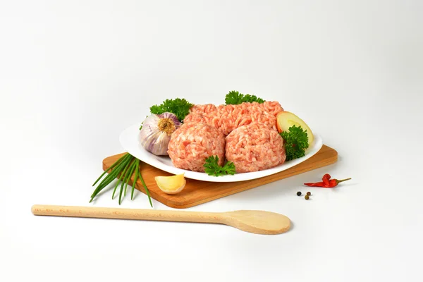 Çiğ kıyılmış et ve köfte — Stok fotoğraf
