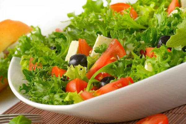 Овощной салат с фета — стоковое фото