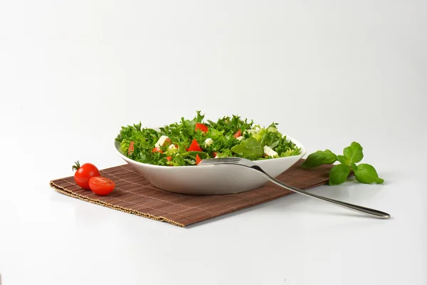 Овощной салат с фета — стоковое фото
