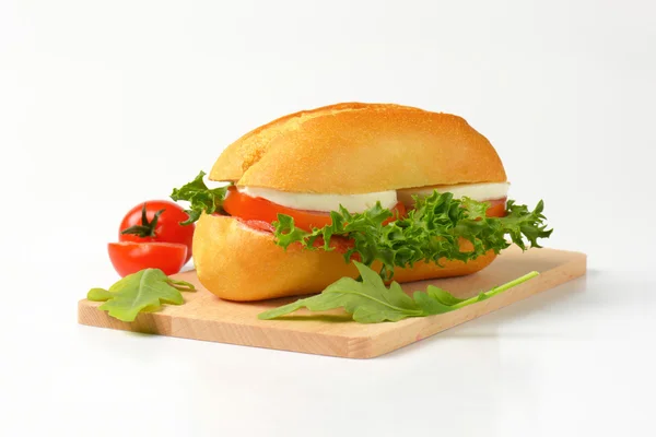 Bun sandwich with cheese and vegetables — Stock Photo, Image