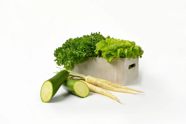 Zucchini, persilja och låda med sallad — Stockfoto