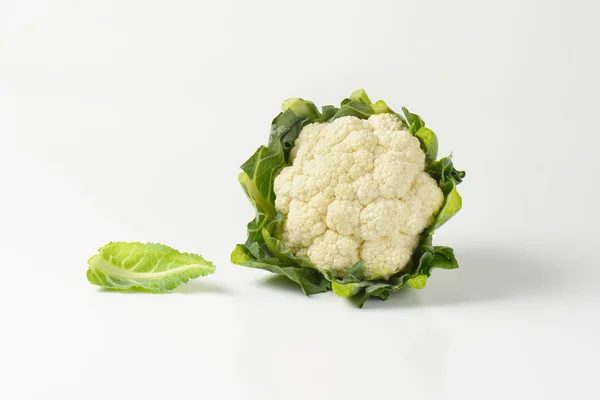 Frischer Blumenkohl mit Blättern — Stockfoto