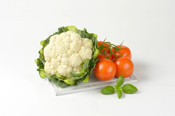 Coliflor fresca y tomates — Foto de Stock