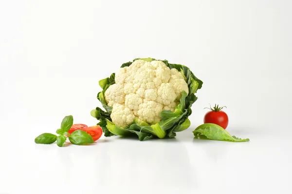 Coliflor fresca y tomates — Foto de Stock