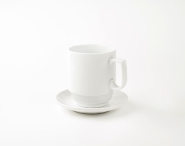 Çay tabağı ile beyaz kahve fincanı.