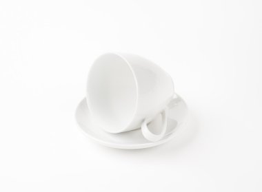 Beyaz fincan ve çay tabağı