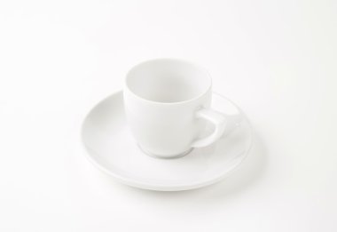 Beyaz fincan ve çay tabağı