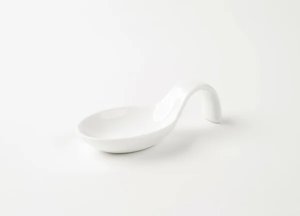 Біла порцелянова закуска ложка — стокове фото