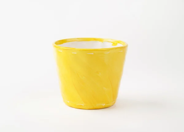 Желтый цветочный горшок — стоковое фото