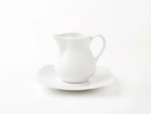 Bílý krém džbán s talířem — Stock fotografie