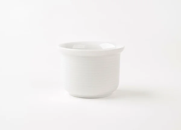 Белая чашка без ручки — стоковое фото