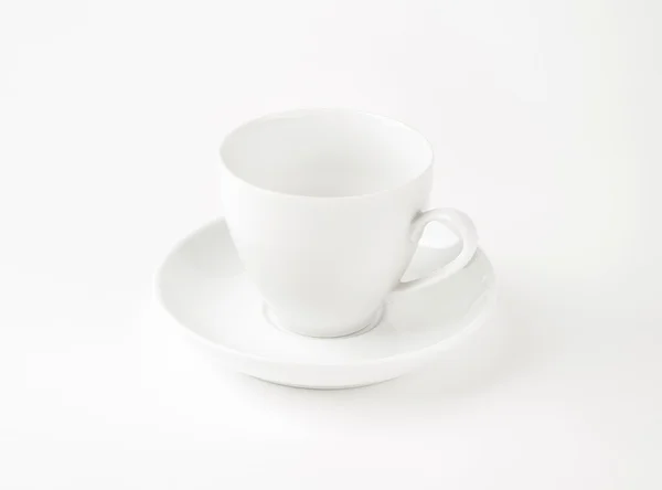 Beyaz fincan ve çay tabağı — Stok fotoğraf