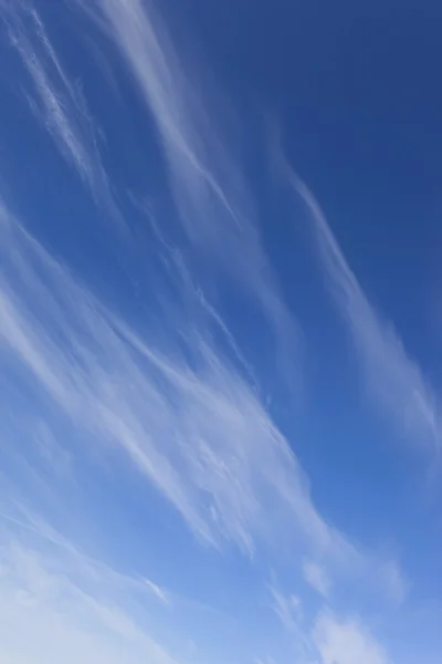 Nuvem wispy e céu azul — Fotografia de Stock