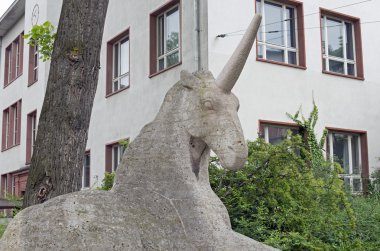 Tek boynuzlu at üzerinde bir çeşme yalan
