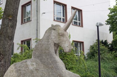 Tek boynuzlu at üzerinde bir çeşme yalan