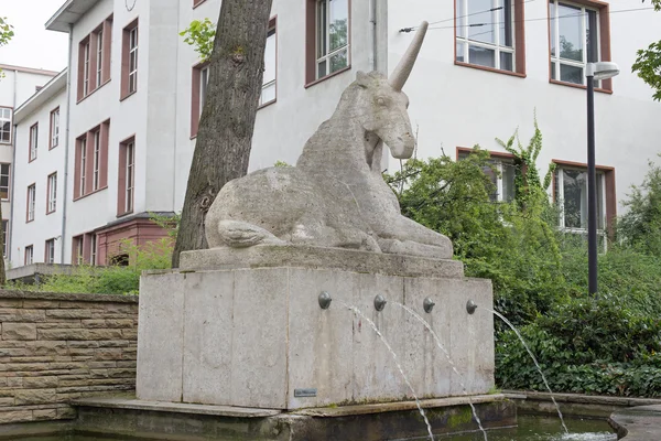 Tek boynuzlu at üzerinde bir çeşme yalan