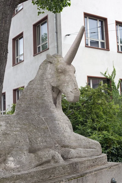 Unicorno sdraiato su una fontana — Foto Stock