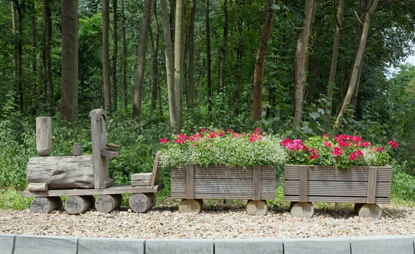 Tren de madera con flores —  Fotos de Stock