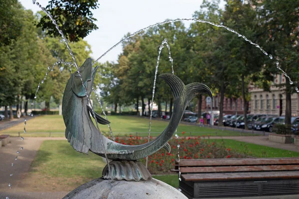 Fuente en Fischtorplatz (palabra alemana para fishgateplace) en Mainz — Foto de Stock