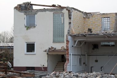 ev yıkıldı