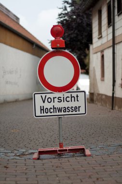 Uyarı sel diyor Alman işareti