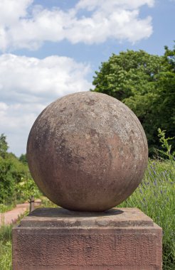 Taştan yapılmış top