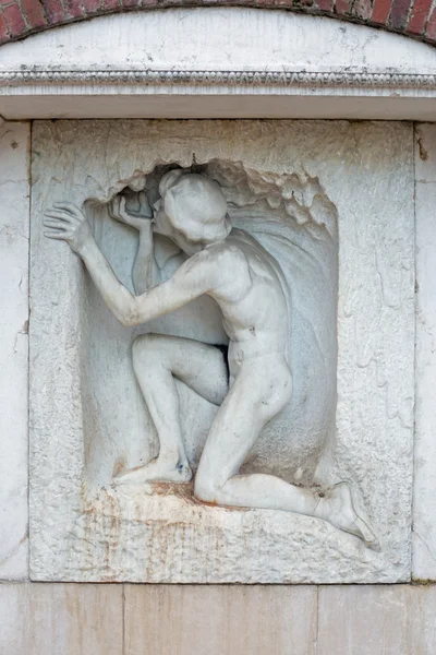 Fountain sculpture Young Man dricksvatten — Stockfoto