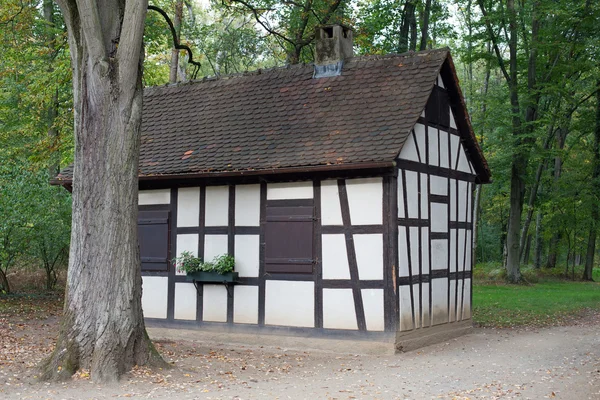 Halve vakwerkhuis in bos — Stockfoto