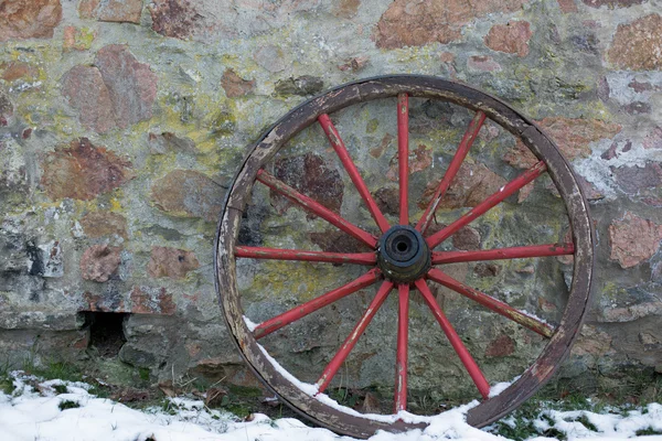 Vieille roue de chariot en bois — Photo