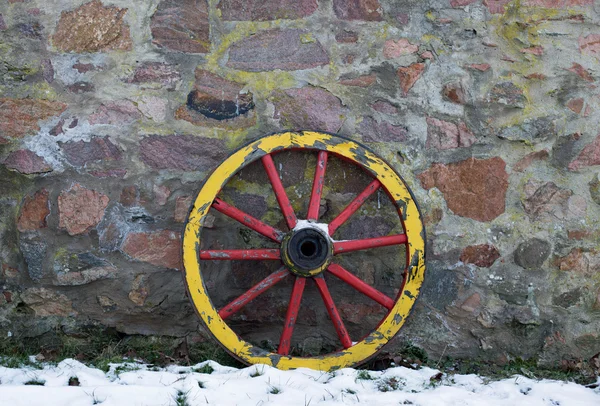 Vieille roue de chariot en bois — Photo