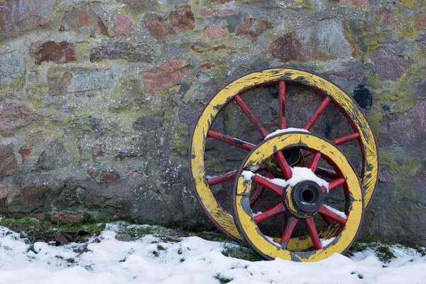 Twee oude houten wagon wheel — Stockfoto