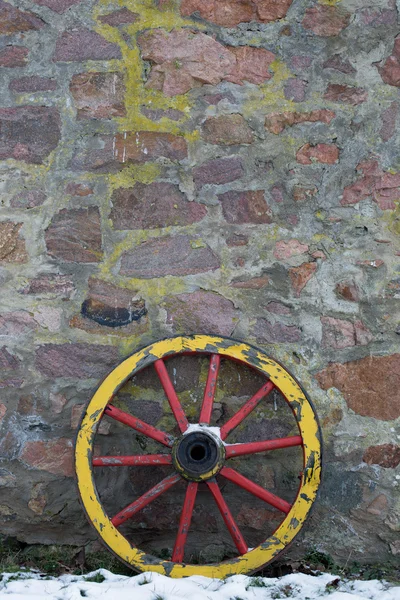 Altes hölzernes Wagenrad — Stockfoto