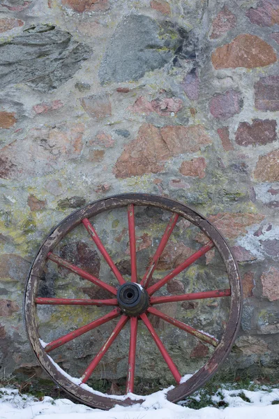 Vieille roue de chariot en bois — Photo