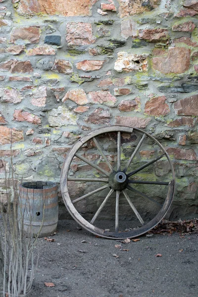 Старое деревянное колесо и бочка — стоковое фото