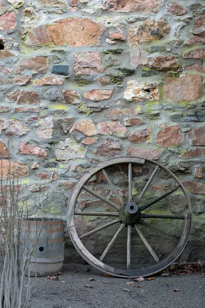 Altes hölzernes Wagenrad und Fass — Stockfoto