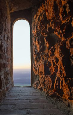 Gün batımında kule penceresi
